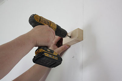 2. Крепим закладные элементы